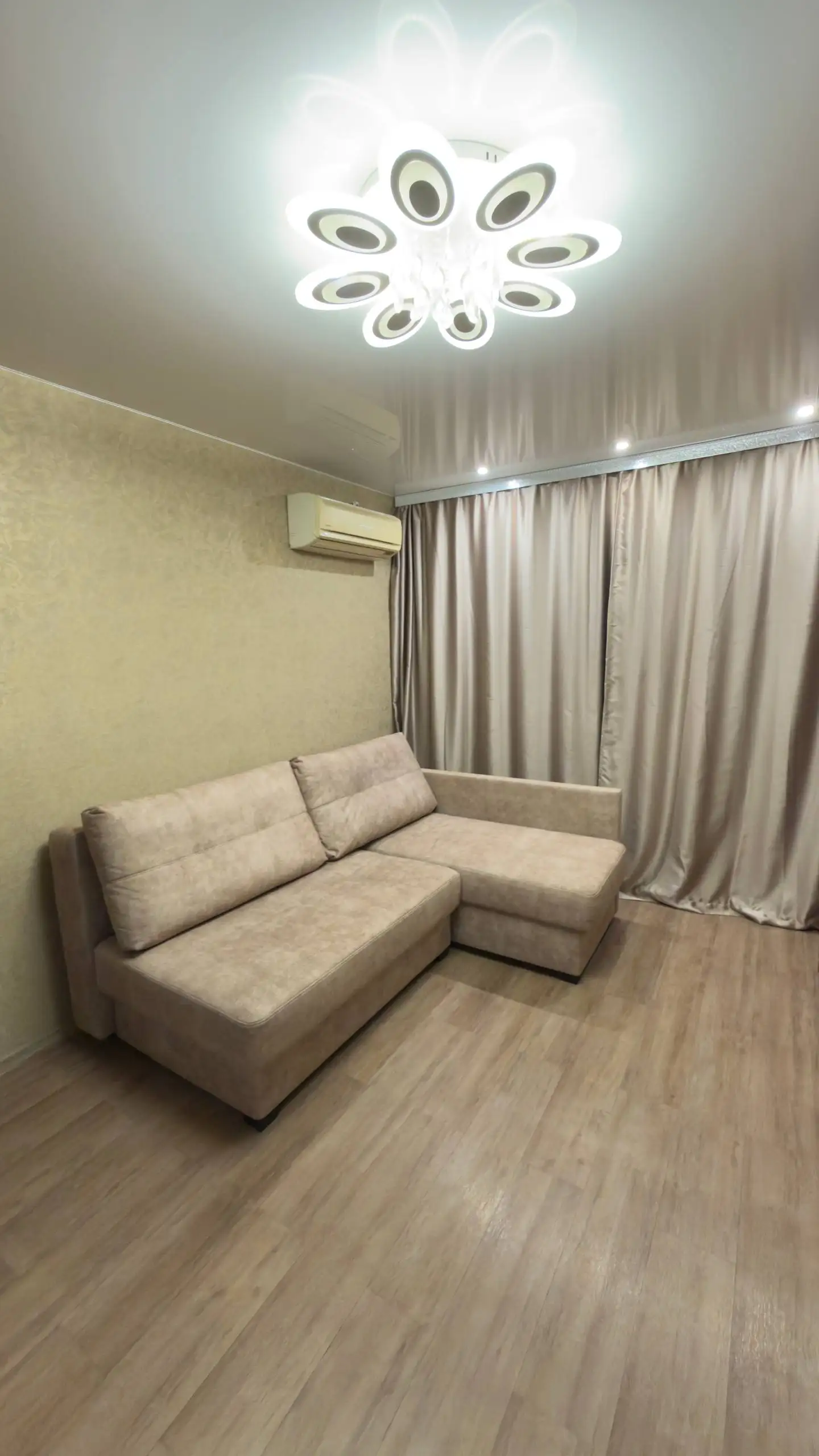 Диван Анюта в отличном состоянии - Мебель (Для дома и дачи) в Владивосток