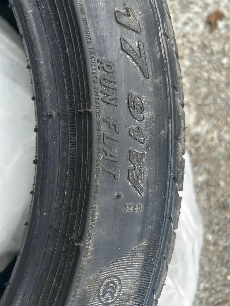 Продам пару шин 225/45 R17 с RunFlat - Шины и диски (Авто) в Владивосток