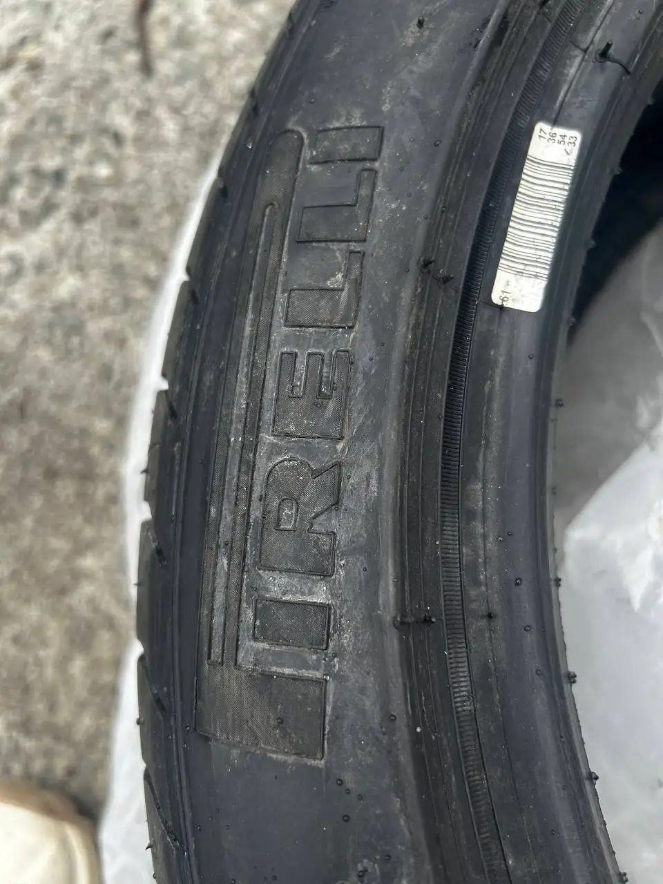 Продам пару шин 225/45 R17 с RunFlat - Шины и диски (Авто) в Владивосток