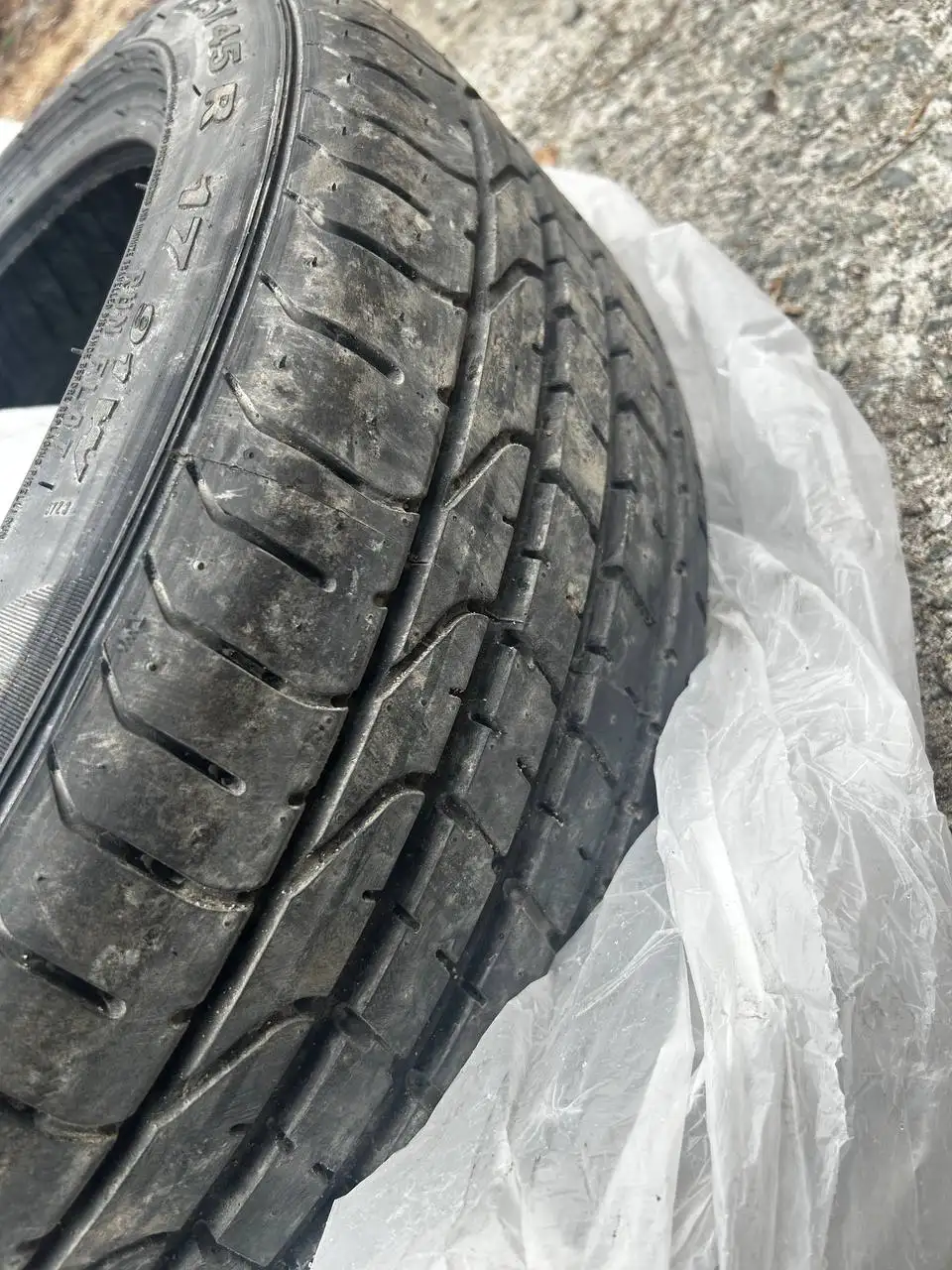 Продам пару шин 225/45 R17 с RunFlat - Шины и диски (Авто) в Владивосток