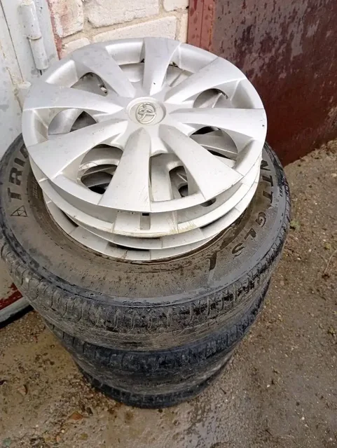 Продажа летней резины на дисках с колпаками 205/65/R15 - частное объявление в Владивосток