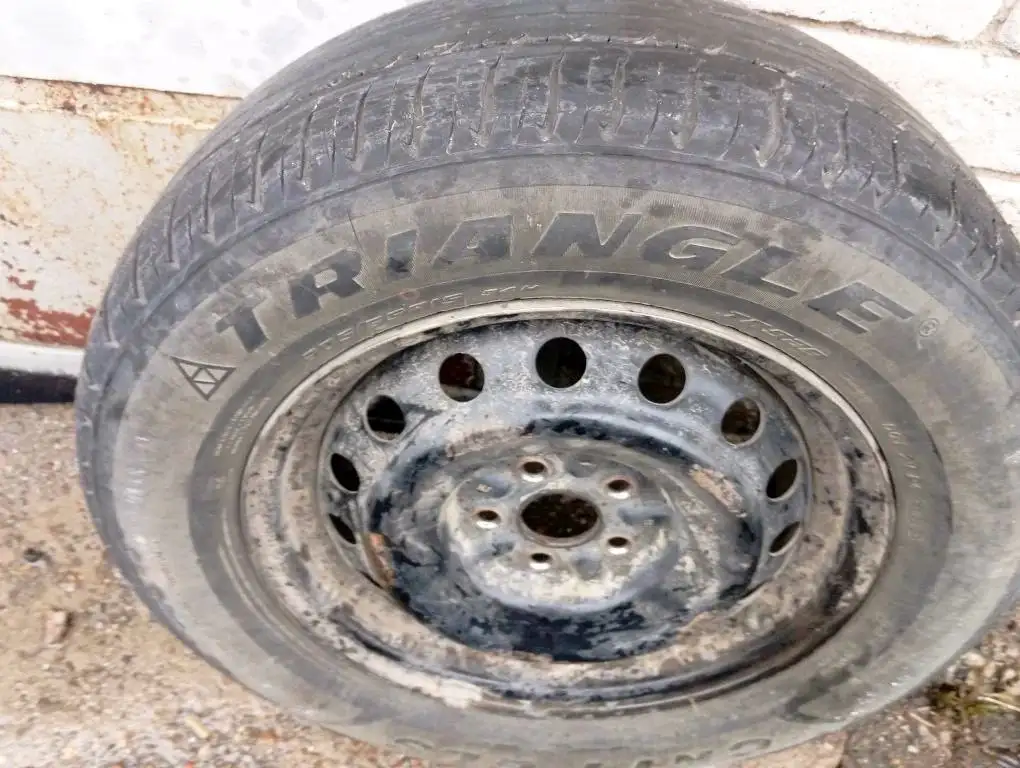 Продажа летней резины на дисках с колпаками 205/65/R15 - Шины и диски (Авто) в Владивосток