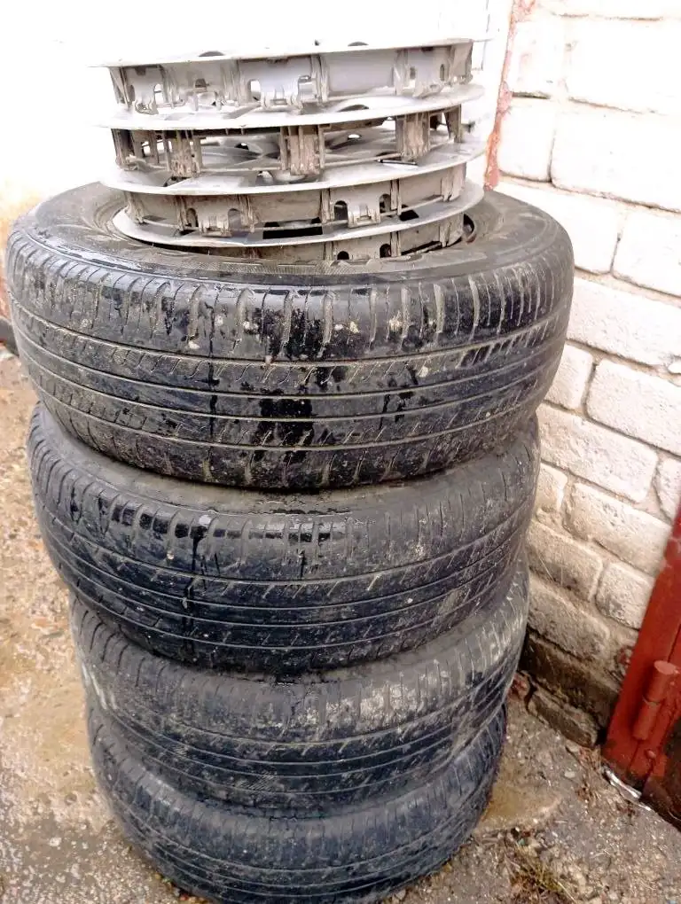 Продажа летней резины на дисках с колпаками 205/65/R15 - Шины и диски (Авто) в Владивосток