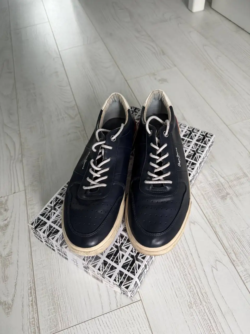 Продажа часов Samsung Gear S3 Frontier, сумки Louis Vuitton, кед PEPE JEANS и кошелька Edwin - Барахолка в Владивосток