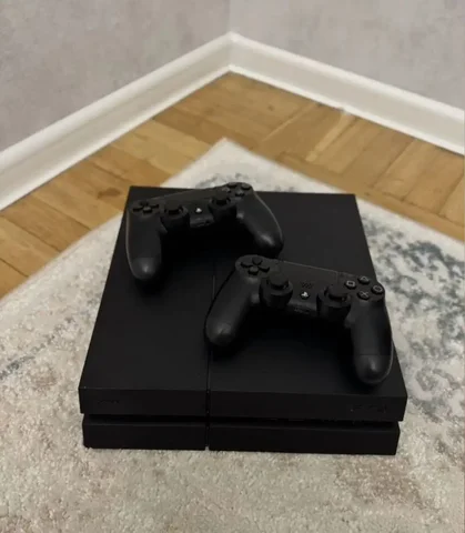 Игровая приставка PlayStation 4 с играми и аксессуарами - Телефоны и смартфоны в Владивосток