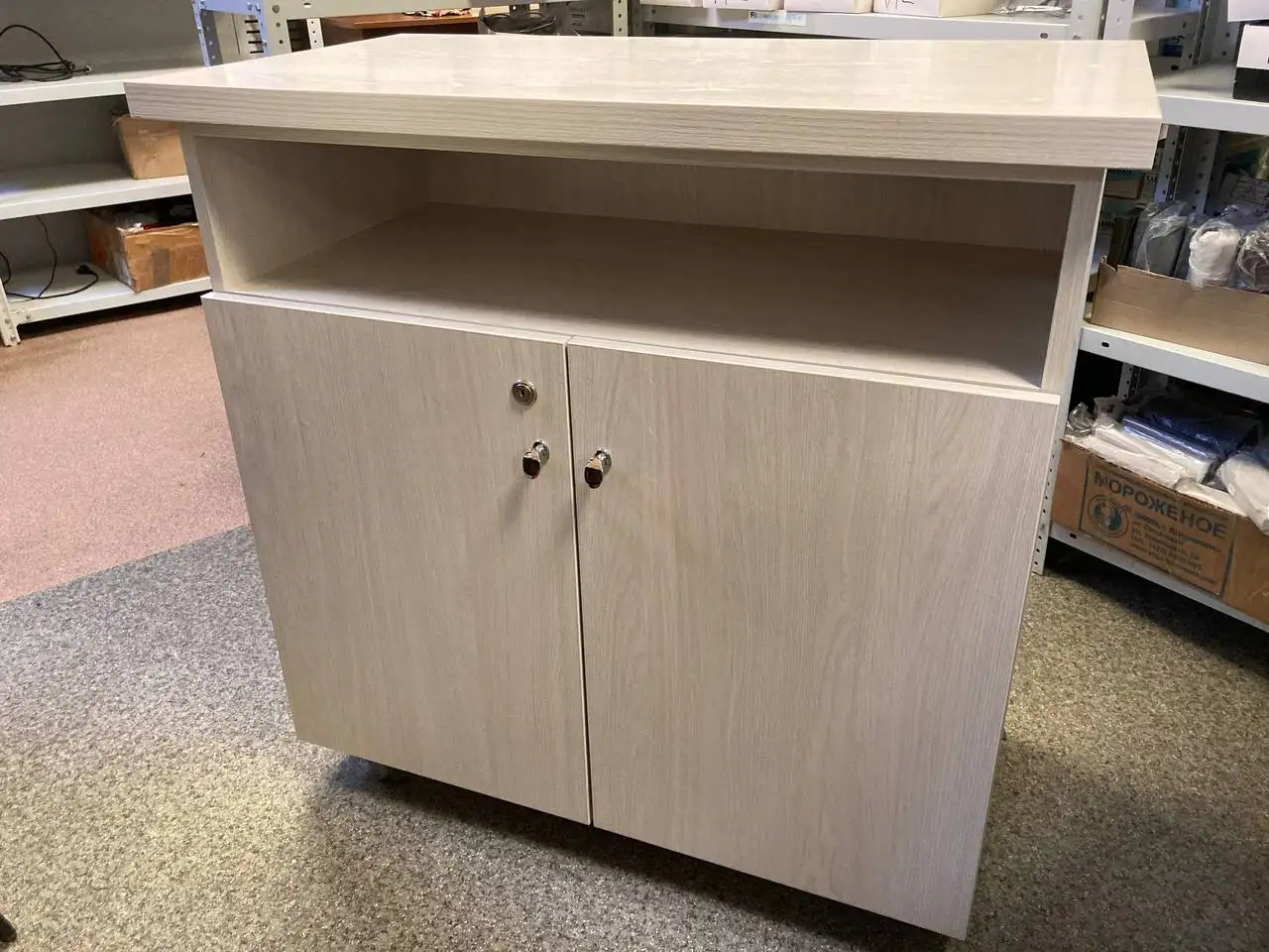 Ресепшен на колесах с замком - Мебель (Для дома и дачи) в Владивосток