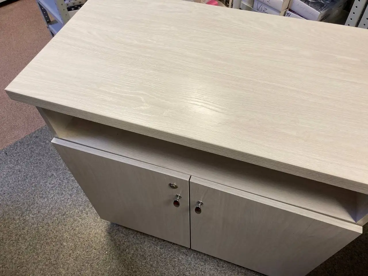 Ресепшен на колесах с замком - Мебель (Для дома и дачи) в Владивосток