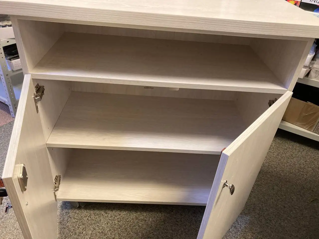 Ресепшен на колесах с замком - Мебель (Для дома и дачи) в Владивосток