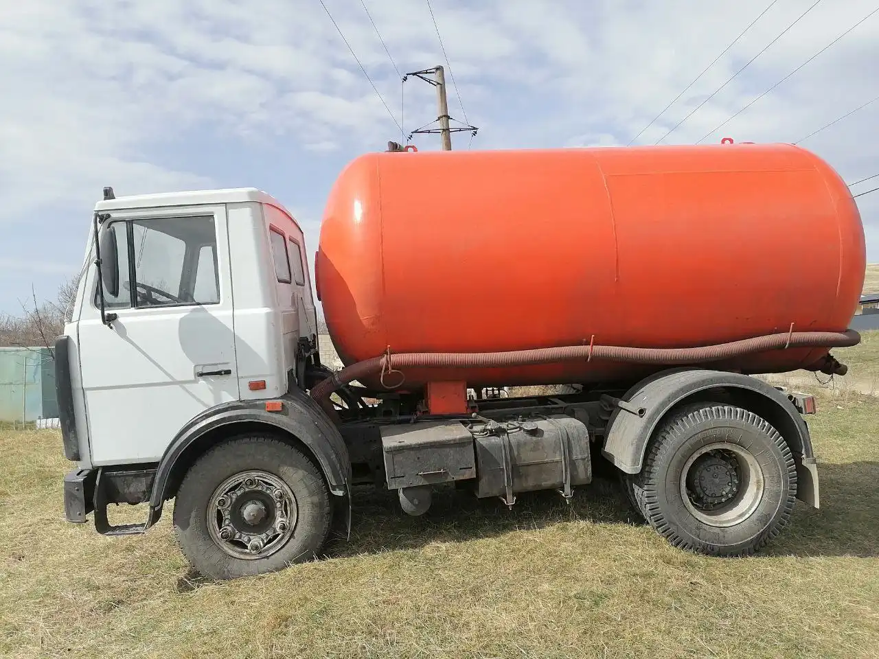 Услуги ассенизатора с бочкой 12м3 на автомобиле МАЗ - Коммунальные услуги (Услуги) в Севастополь