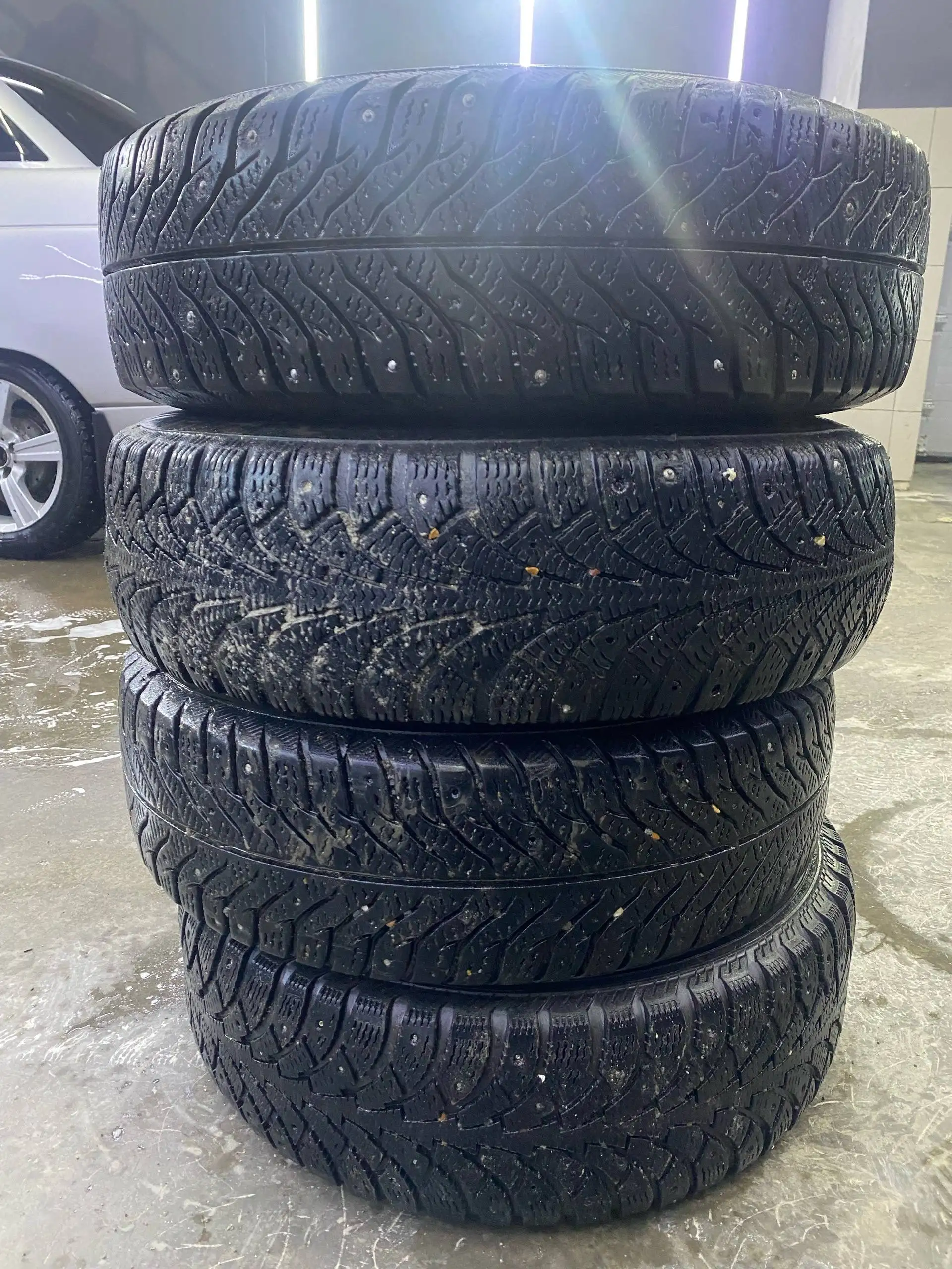 Продам зимнюю резину 175/65/14 на ВАЗ - Шины и диски (Авто) в Оренбург