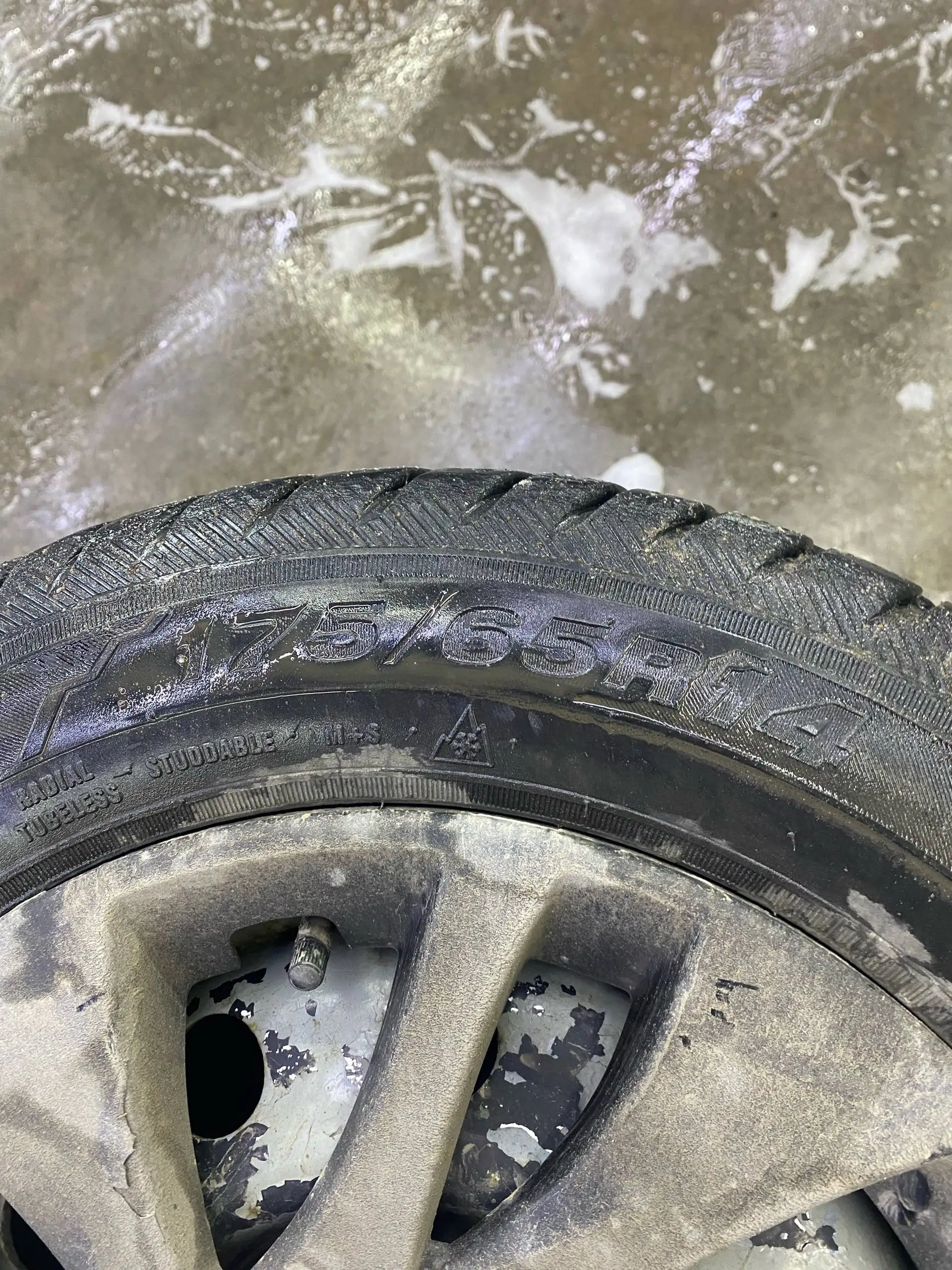 Продам зимнюю резину 175/65/14 на ВАЗ - Шины и диски (Авто) в Оренбург