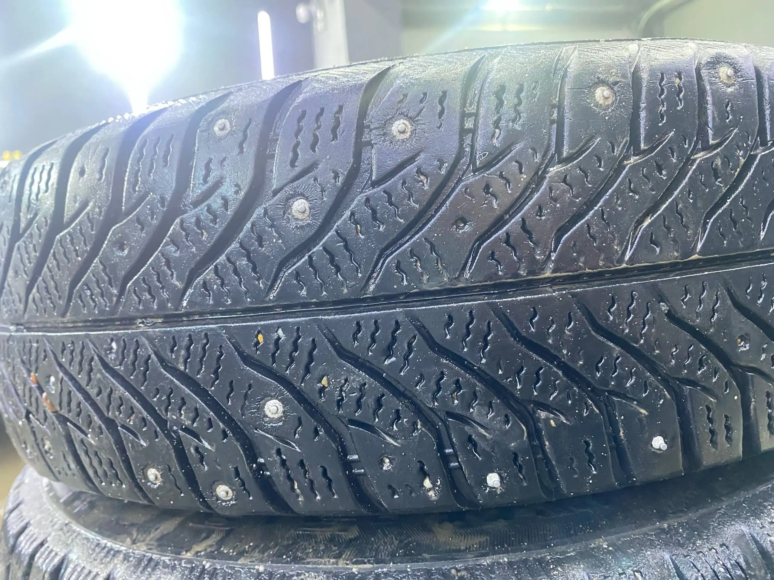 Продам зимнюю резину 175/65/14 на ВАЗ - Шины и диски (Авто) в Оренбург