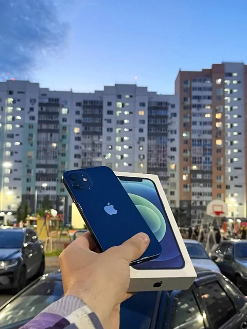 Продам iPhone 12 128 GB Blue - Наушники в Оренбург