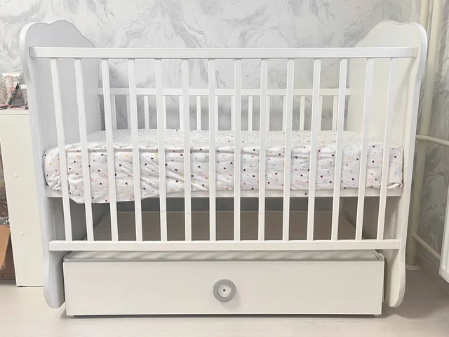 Продажа детской кроватки с комодом и аксессуарами - Автолюльки в Тюмень