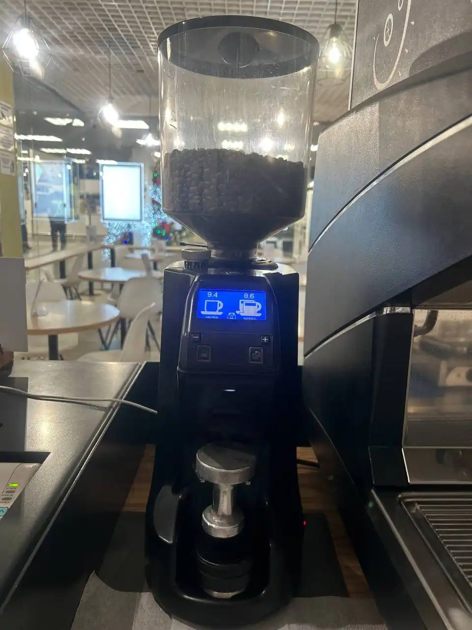 Продается профессиональная кофемашина Nuova Simonelli Appia II с кофемолкой