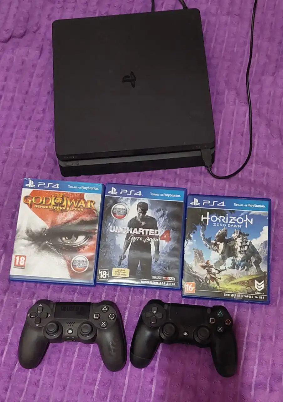 Продам PlayStation 4 в отличном состоянии