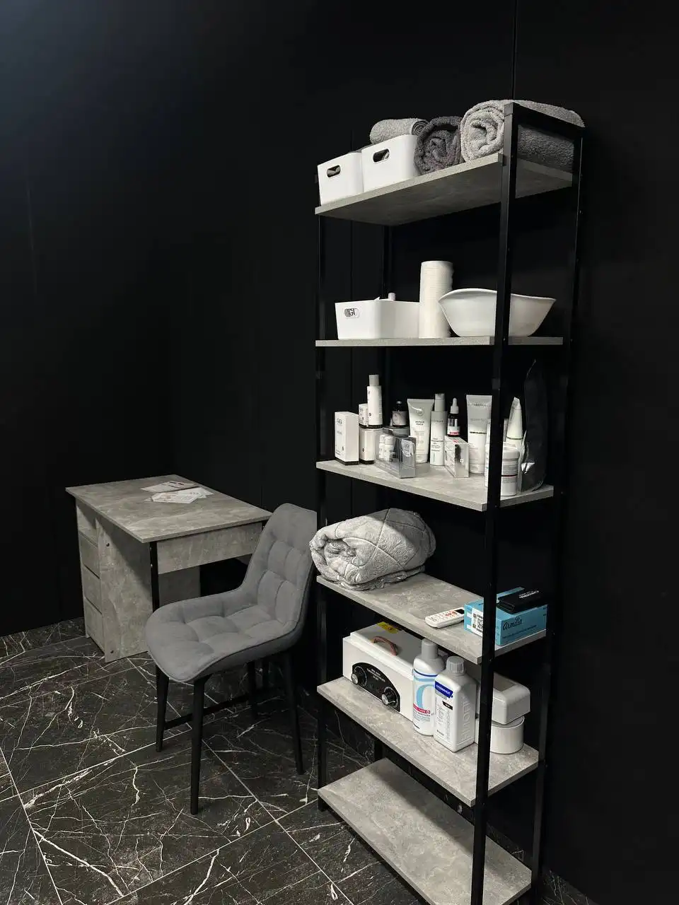 Стеллаж, кушетка, этажерки, стол