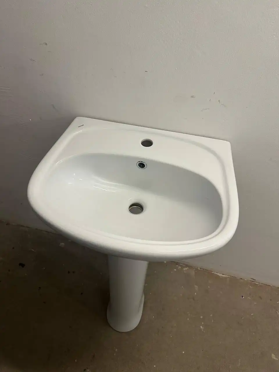 Продам раковину от застройщика - Сантехника (Для дома и дачи) в Тюмень