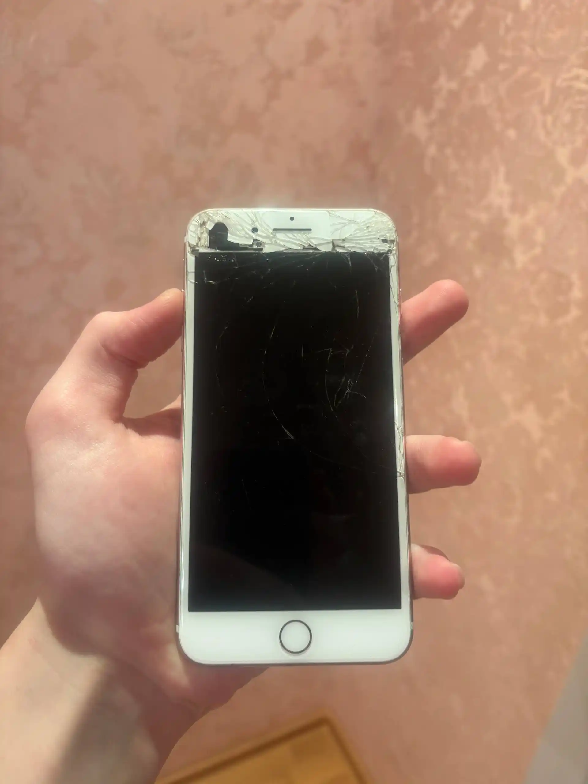 iPhone 7 Plus с разбитым экраном