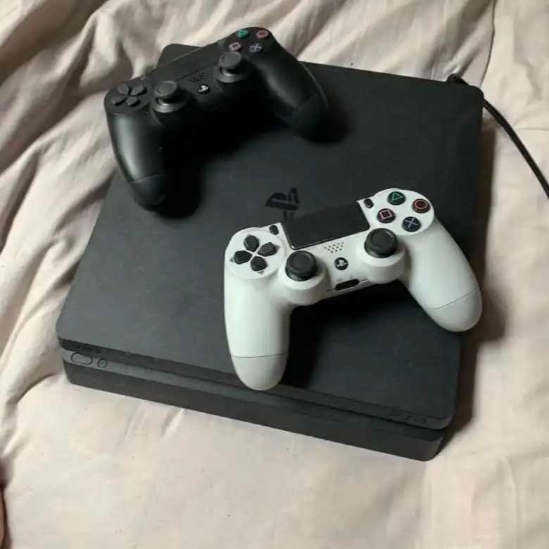 Продам PS4 Slim с играми