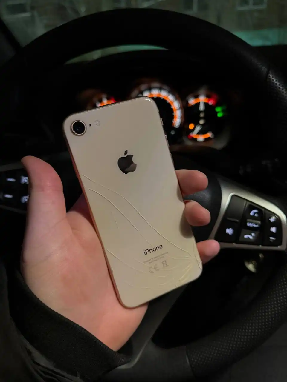 Айфон 8/64 с разбитой задней крышкой