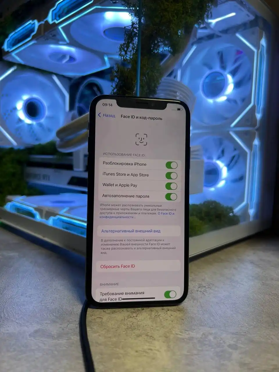 iPhone X 64GB с царапинами на дисплее
