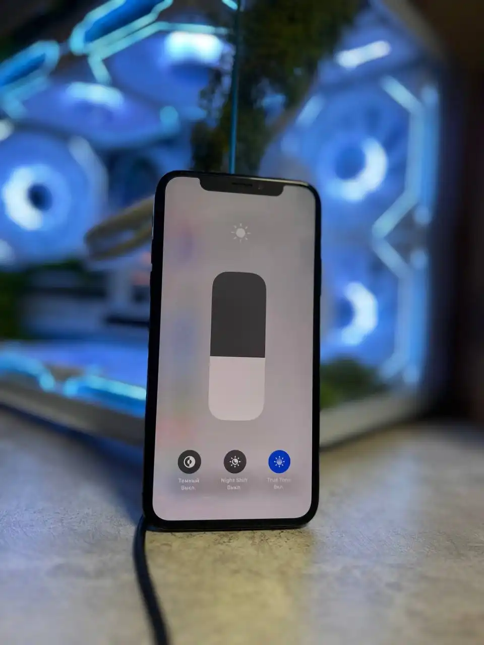 iPhone X 64GB с царапинами на дисплее