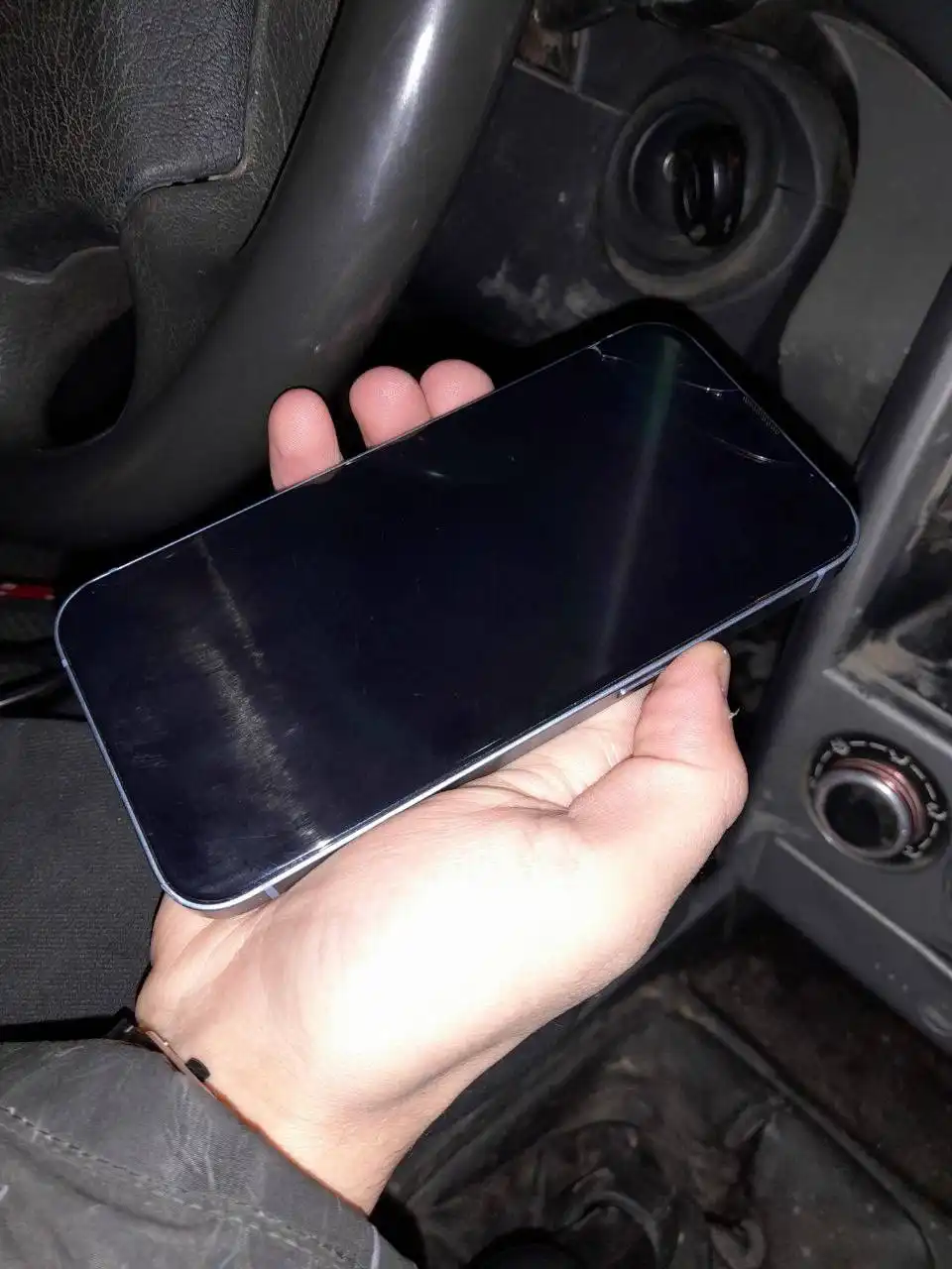 Продам iPhone 14 в защите с аккумулятором 87%