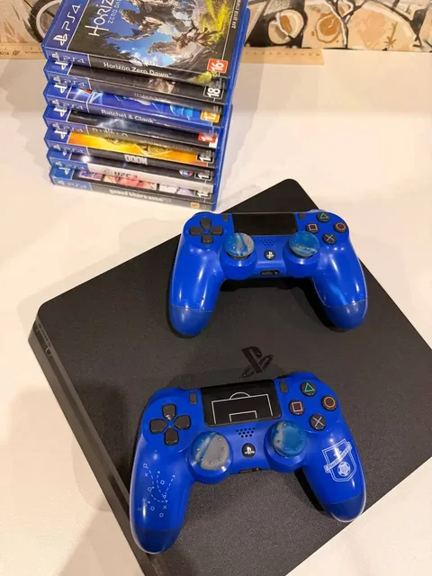 Продам PlayStation 4 Slim с 2 джойстиками и 7 играми - частное объявление в Пермь