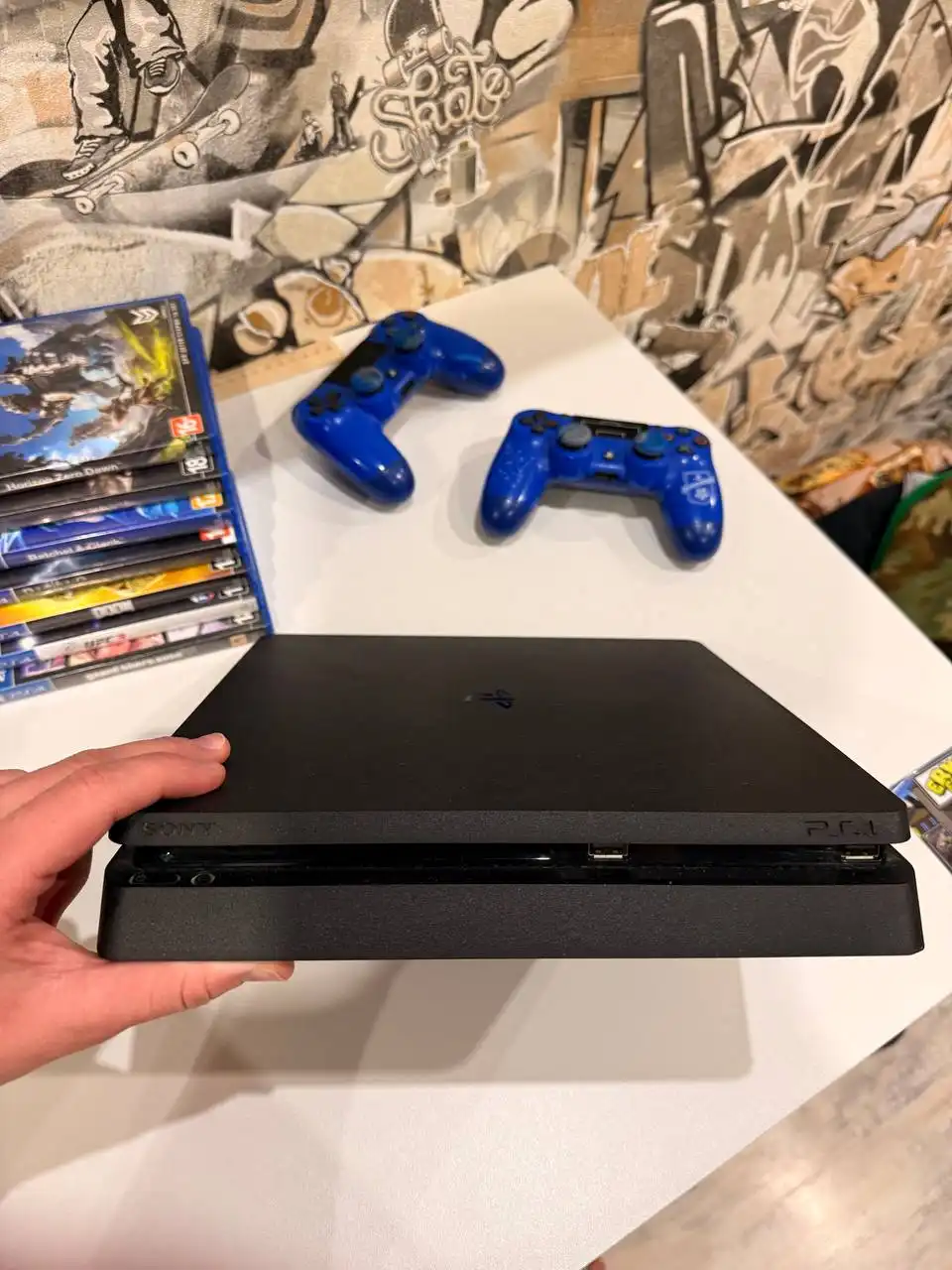Продам PlayStation 4 Slim с 2 джойстиками и 7 играми
