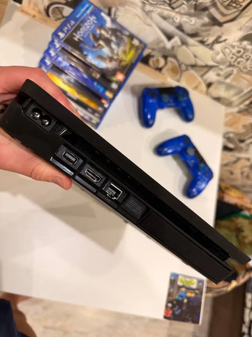 Продам PlayStation 4 Slim с 2 джойстиками и 7 играми