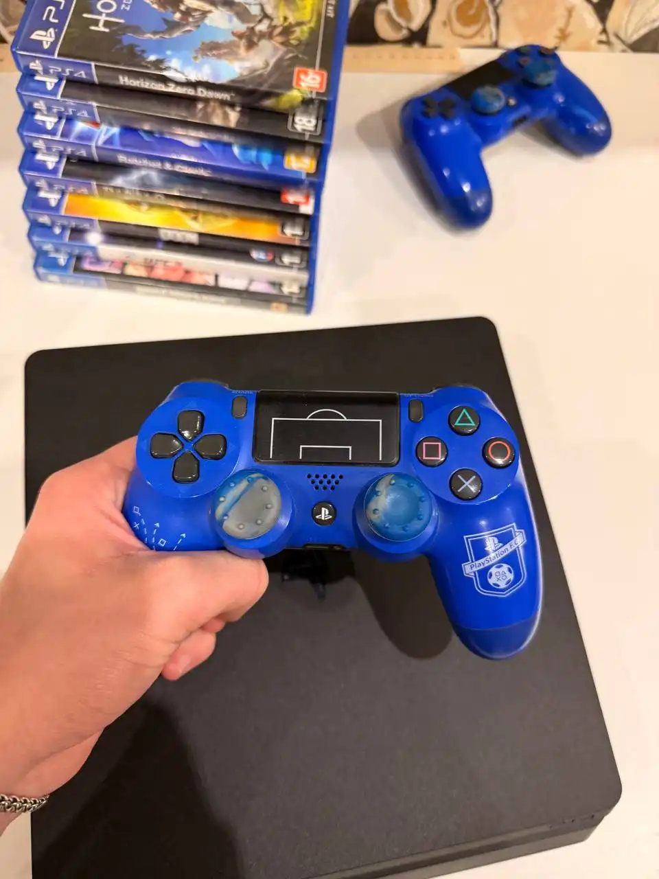 Продам PlayStation 4 Slim с 2 джойстиками и 7 играми