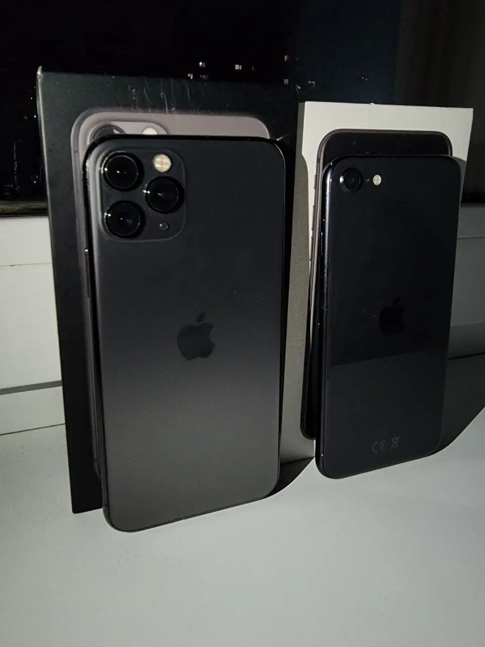 Продажа двух айфонов iPhone 11 Pro и iPhone SE 2020 - Смартфоны (Электроника) в Пермь