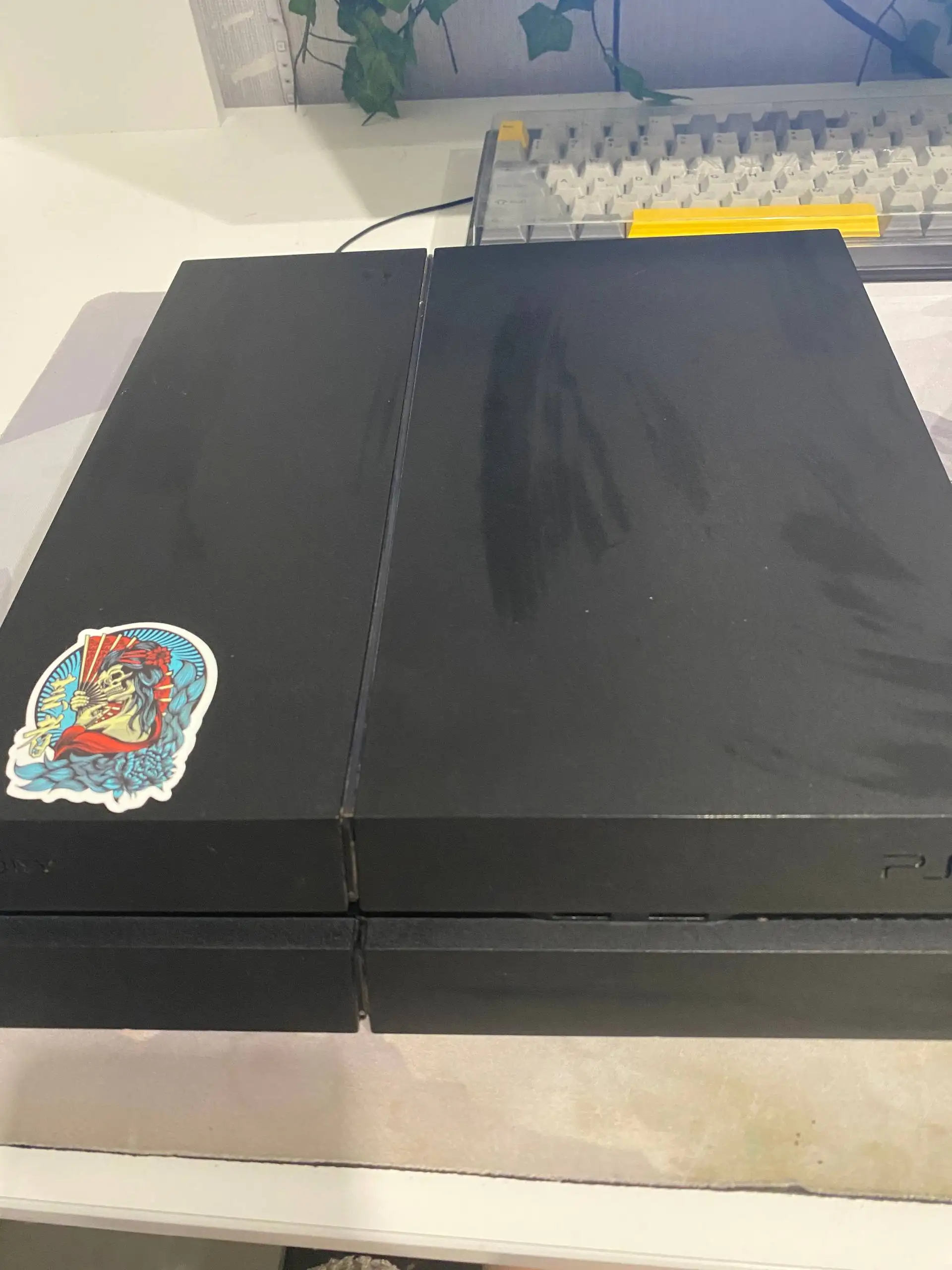 Продам Sony PS4 500GB с играми и джойстиками - Игровые приставки (Электроника) в Пермь