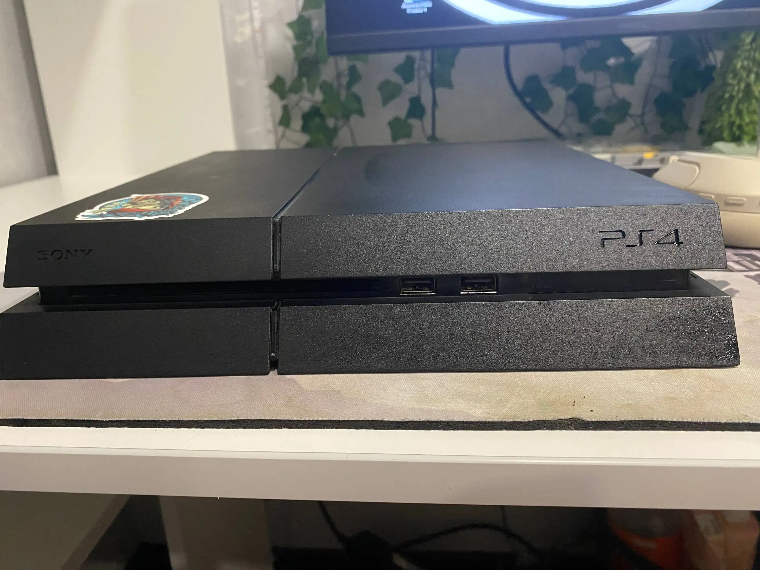 Продам Sony PS4 500GB с играми и джойстиками - Игровые приставки (Электроника) в Пермь