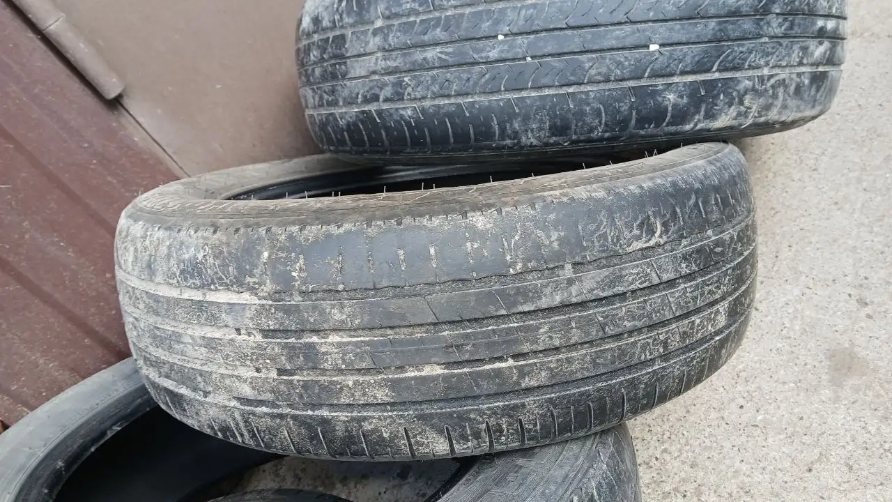 Продам резину 185/65/15 IKON TYRES и ROADSTONE - Шины и диски (Авто) в Пермь