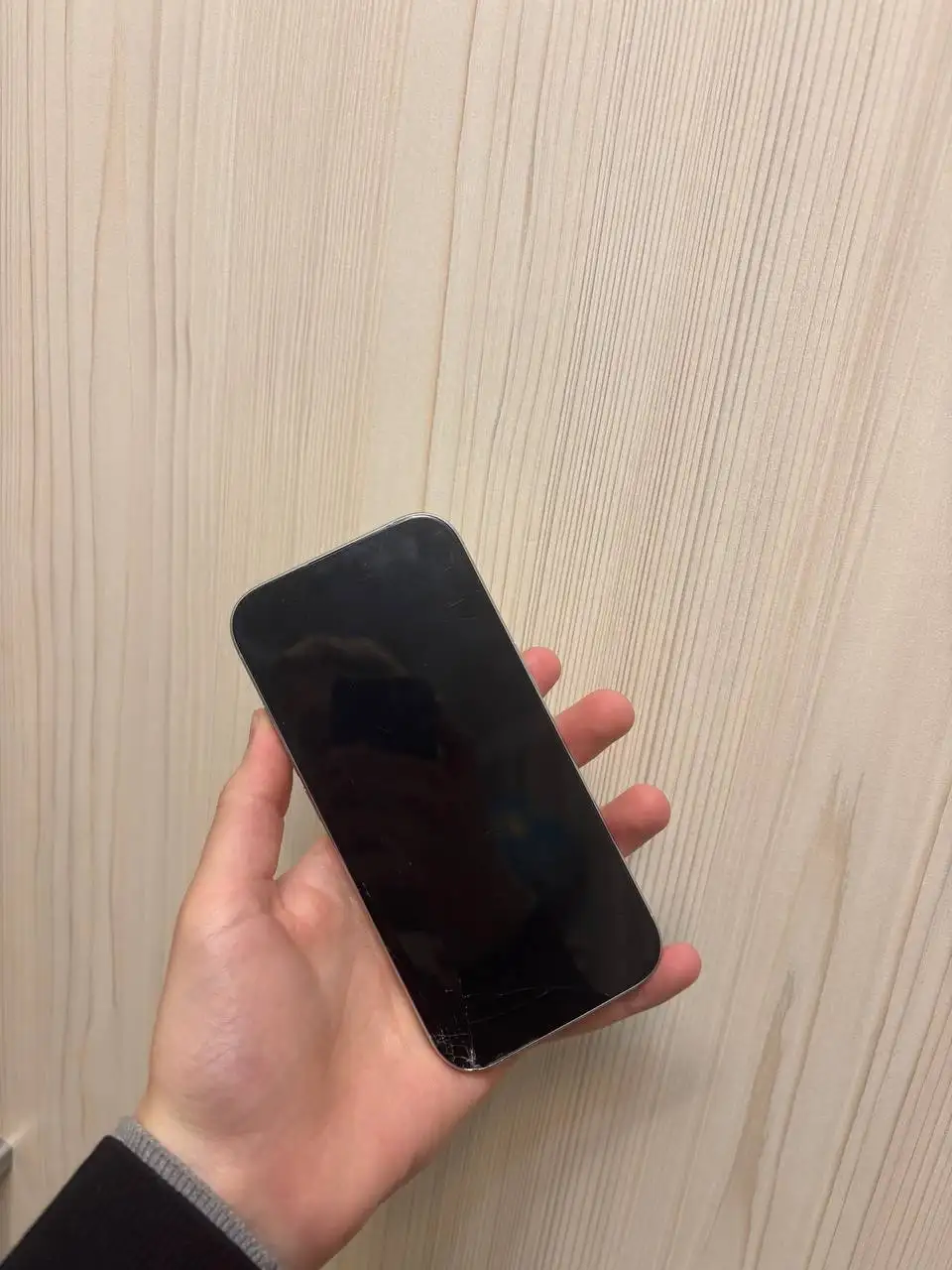 iPhone 16 Pro 256GB с неисправным дисплеем - Смартфоны и аксессуары (Электроника) в Пермь
