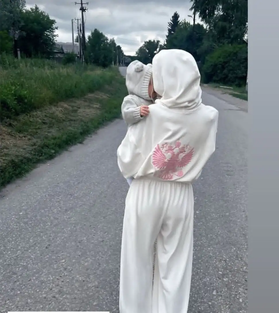 Костюм велюровый с гербом - Костюмы (Одежда) в Пермь