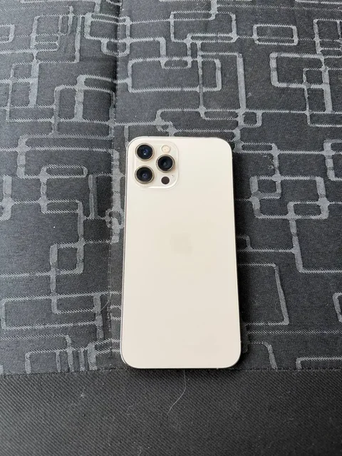 Apple iPhone с мелкими царапинами - Телефоны и планшеты в Пермь