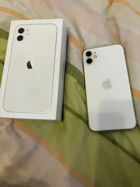 Продам iPhone 11 с незначительным дефектом камеры - Игры для приставок в Пермь