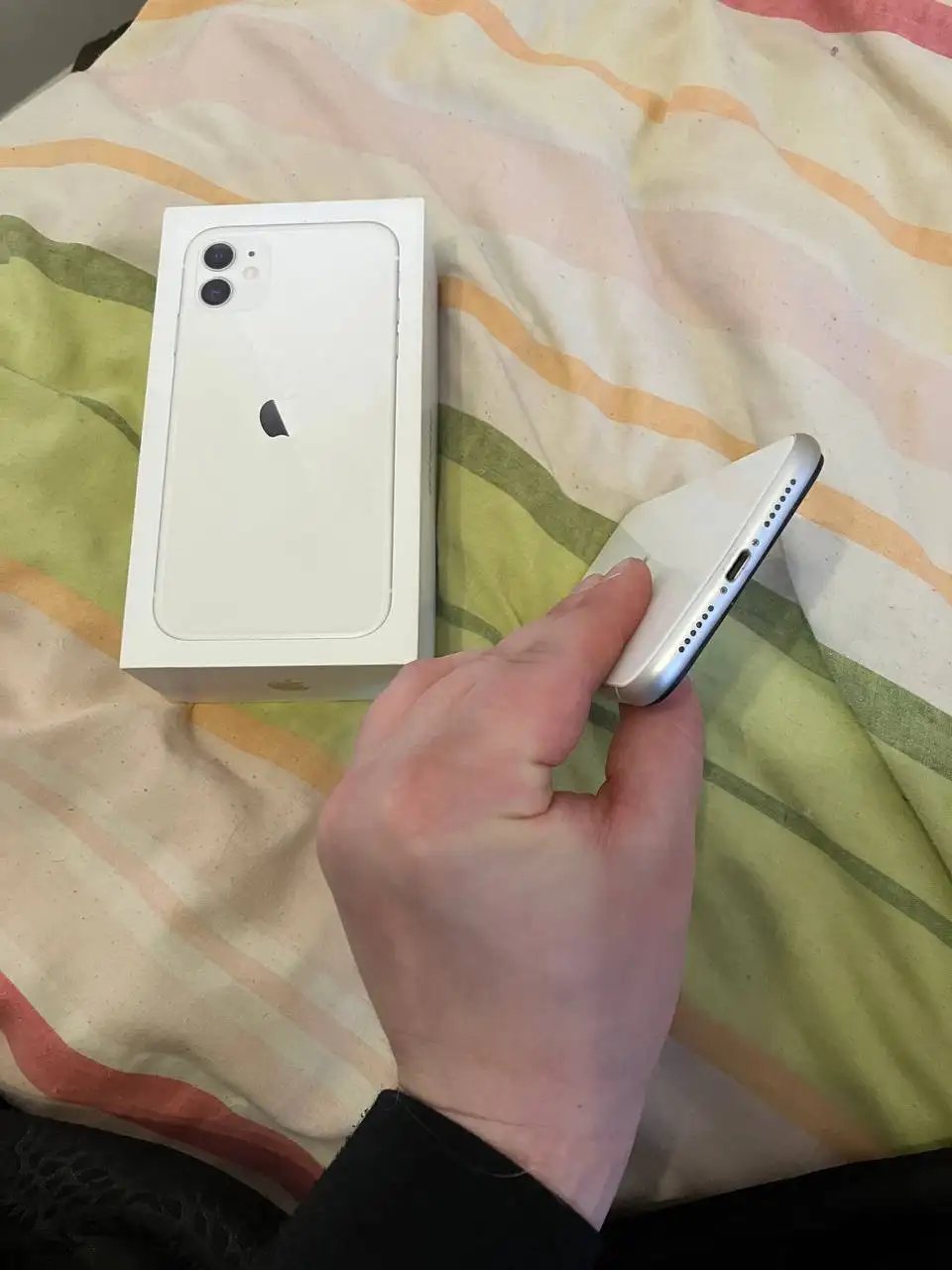 Продам iPhone 11 с незначительным дефектом камеры - Смартфоны (Электроника) в Пермь