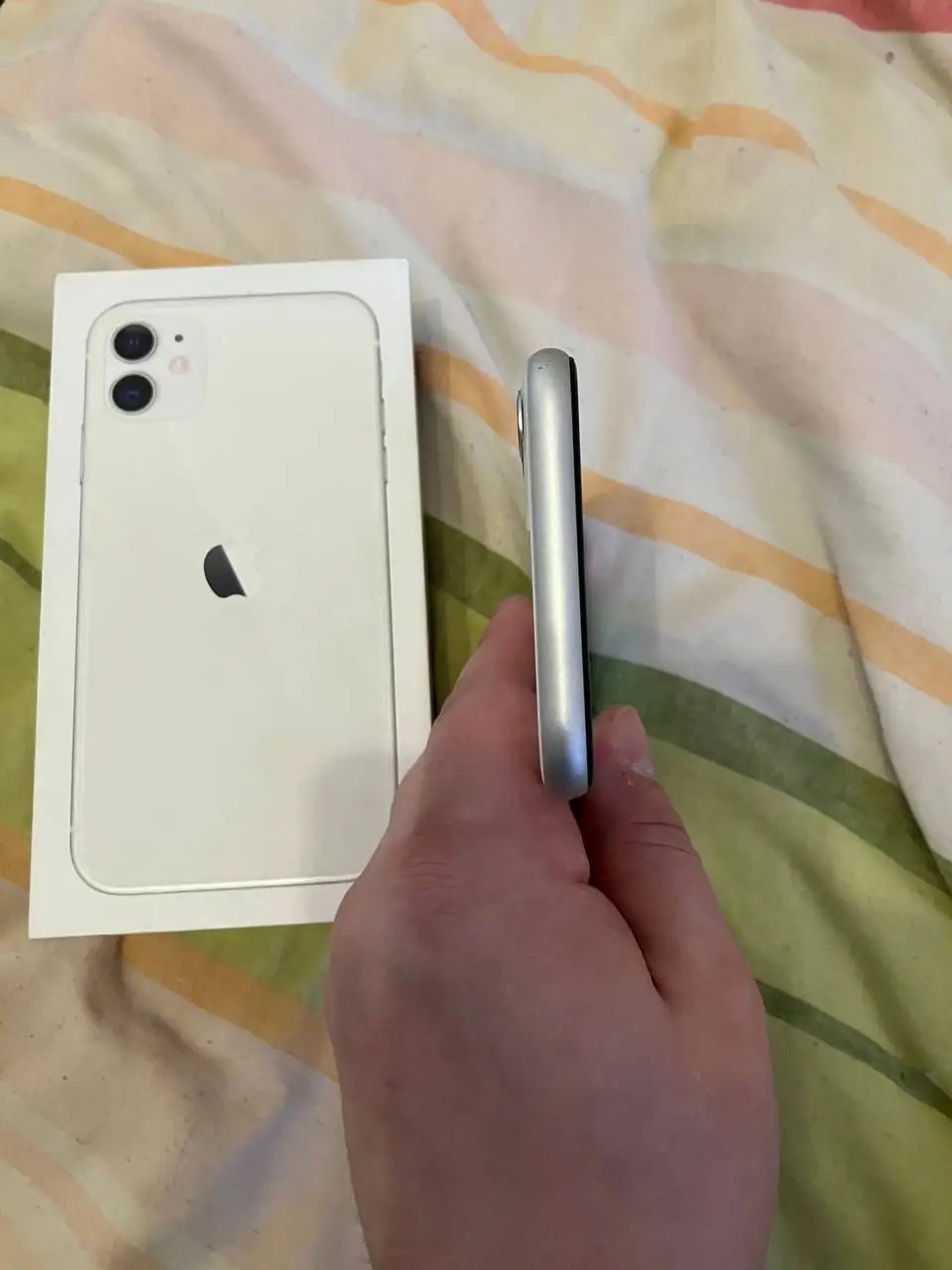 Продам iPhone 11 с незначительным дефектом камеры - Смартфоны (Электроника) в Пермь