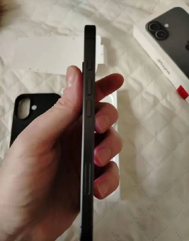 Обмен iPhone 17 base с разбитым экраном - Смартфоны (Электроника) в Пермь