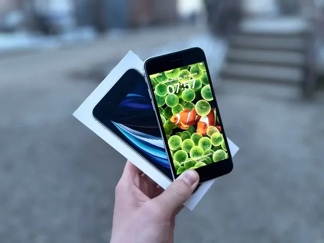 iPhone SE 2020/64 ГБ в отличном состоянии с полным комплектом - Электроника в Пермь