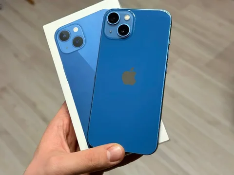 Apple iPhone 13 256GB Blue в хорошем состоянии - Смартфоны и аксессуары в Пермь