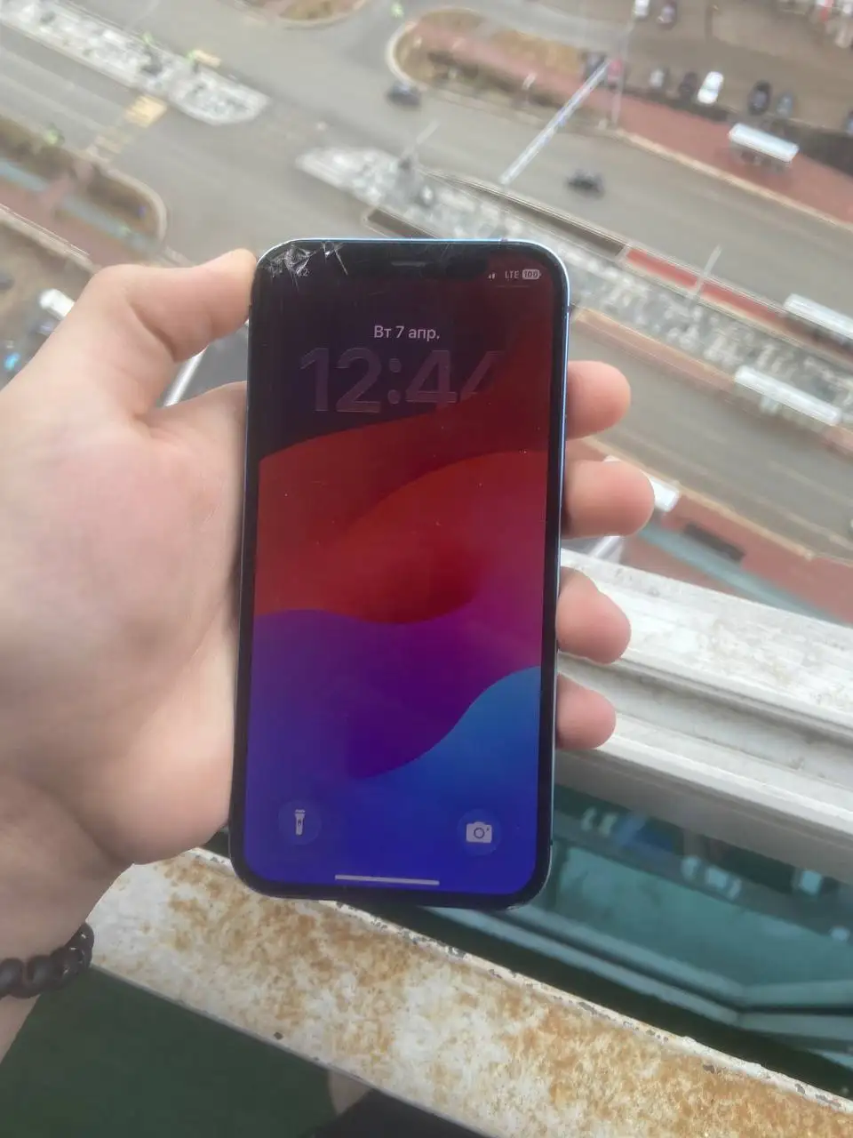 iPhone 12 64 Гб со сколом на дисплее - Смартфоны (Электроника) в Пермь