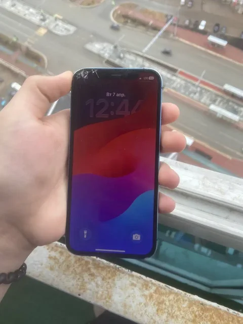 iPhone 12 64 Гб со сколом на дисплее - Смартфоны и аксессуары в Пермь