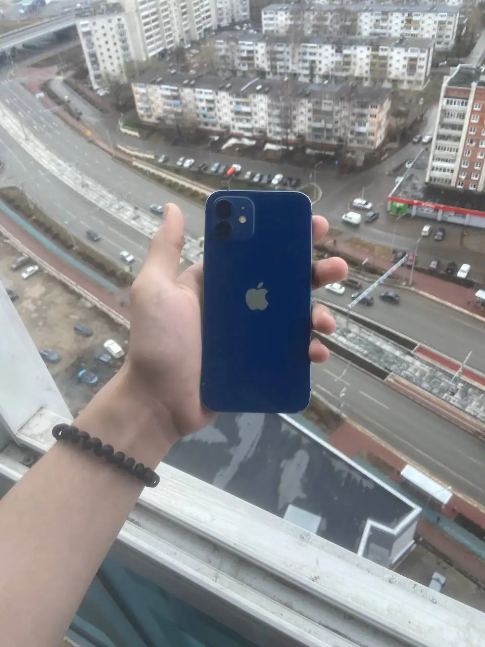 iPhone 12 64 Гб со сколом на дисплее - Смартфоны (Электроника) в Пермь