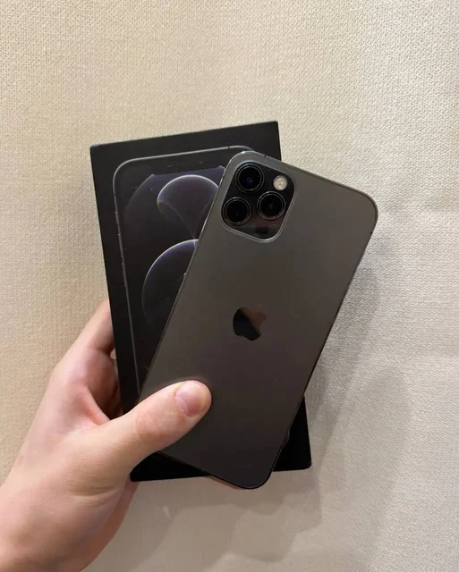 iPhone 12 Pro 256 ГБ Black с мелкими царапинами - Компьютерные аксессуары в Пермь