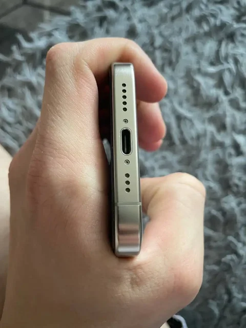 Продам iPhone 15 Pro (натуральный титан) - Телефоны и аксессуары в Пермь